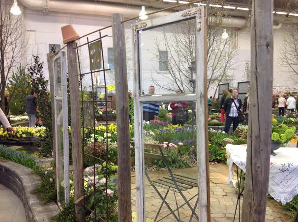 Seinäke vanhoista ikkunoista ja betoniverkosta