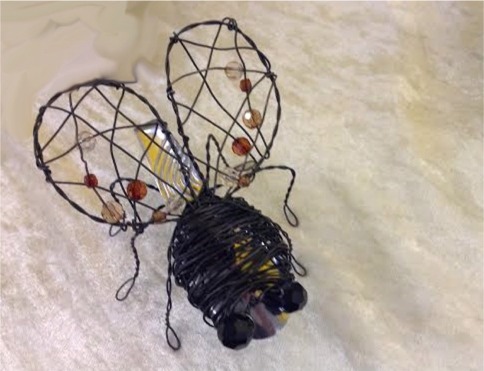 Rautalangasta ja vanhasta lusikasta tehty kärpänen