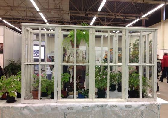 Vanhoista ikkunoista tehty pikkuinen kasvihuone