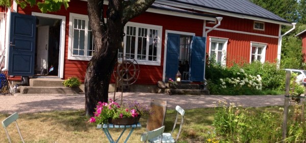 Merentuomaa-liikkeen pihapiiriä Paraisilla.