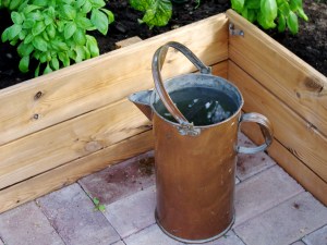 Iso kuparikannu, jossa on kaksi kahvaa