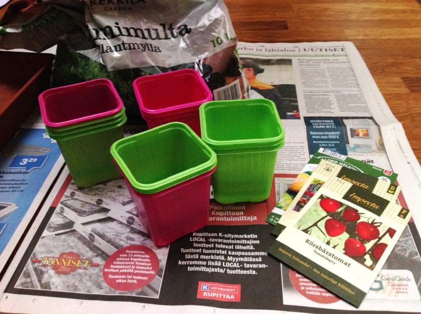 Multapussi ja vihreitä ja pinkkejä taimiruukkuja sekä tomaatinsiemeniä