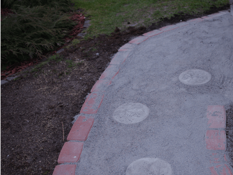Kivituhkalla rakennettu pihapolun alku.