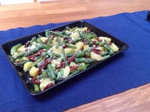 Perunaa, parsaa ja aurinkokuivattujatomaatteja salaattina.