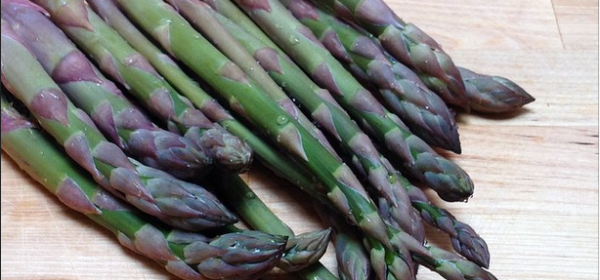 Pestyjä parsan versoja lekkuulaudalla