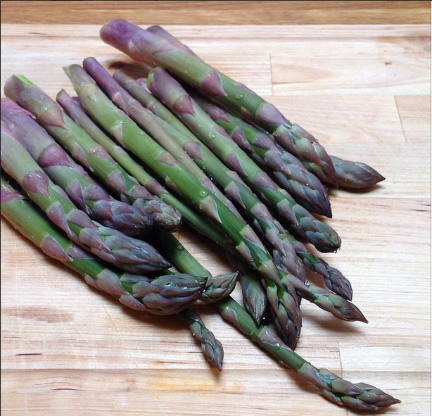 Pestyjä parsan versoja lekkuulaudalla