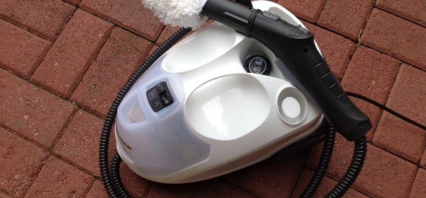 Höyrypesuri ja kaksi eri kokoista suutinta.