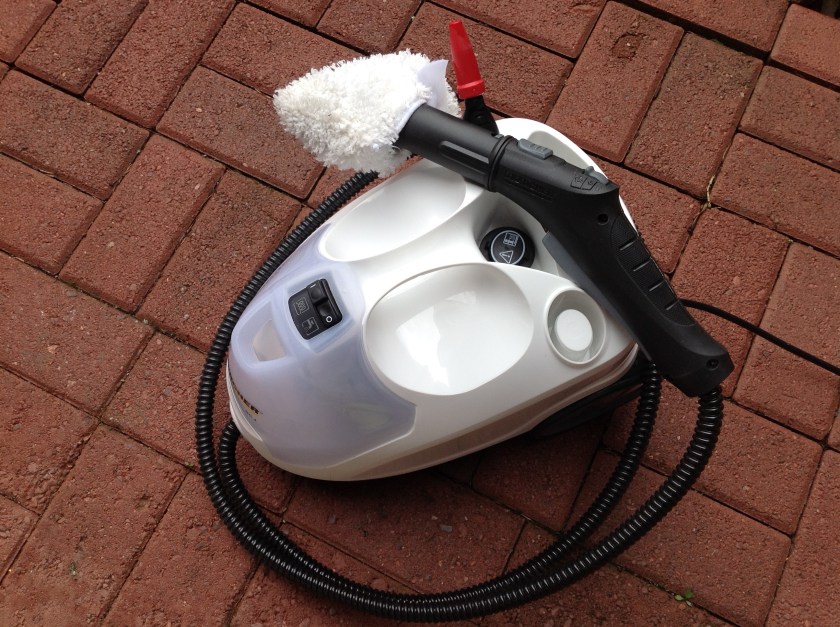 Höyrypesuri ja kaksi eri kokoista suutinta.