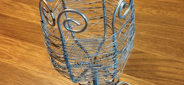 Tuikkukuppi rautalangasta punottuna