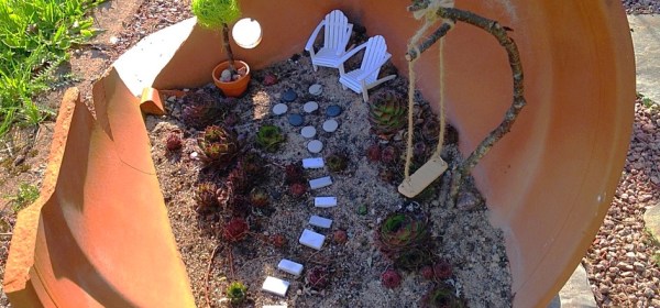 Isoon särkyneeseen ruukkuun tehty minipuutarha keijuille.