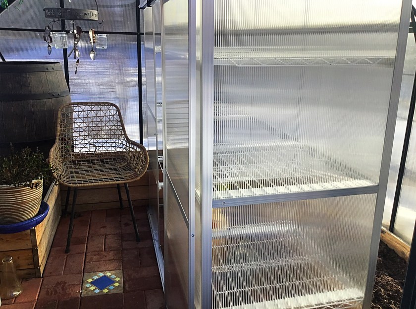 Pieni kasvihuone ison kasvihuoneen sisällä