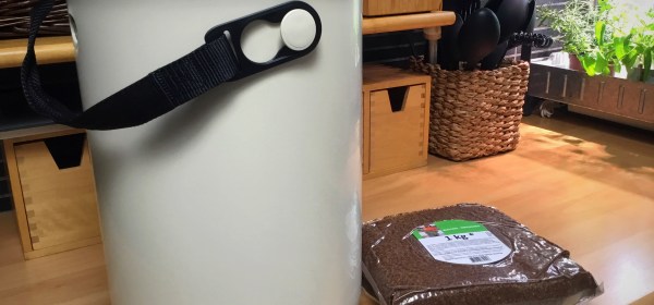 Valkoinen bokashi-astia ja bokashirouhetta.