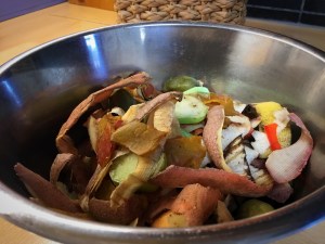 Perunankuoria ja muuta biojätettä keittiökulhossa.