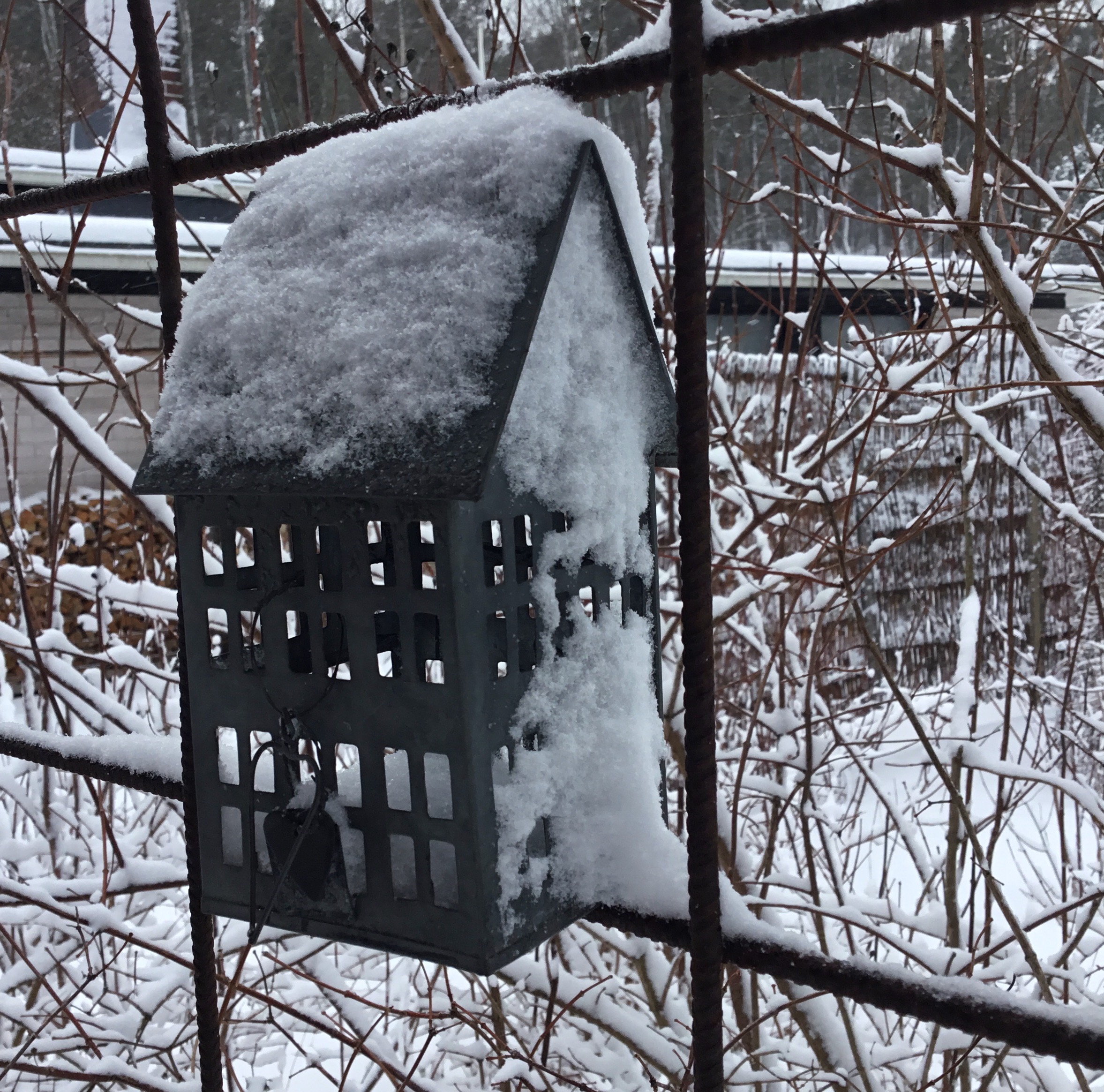 Metallinen tuikkulyhty