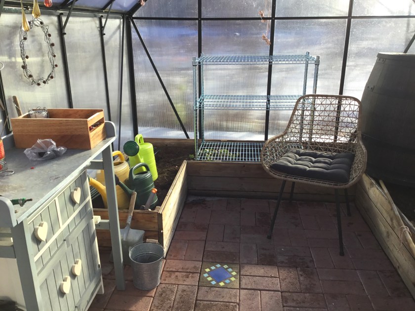 Tyhjillään oleva kasvihuone.