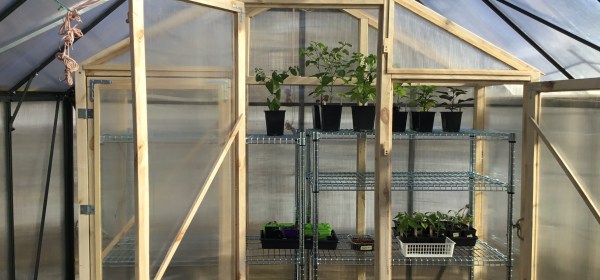 Pieni kasvihuone isomman kasvihuoneen sisällä.