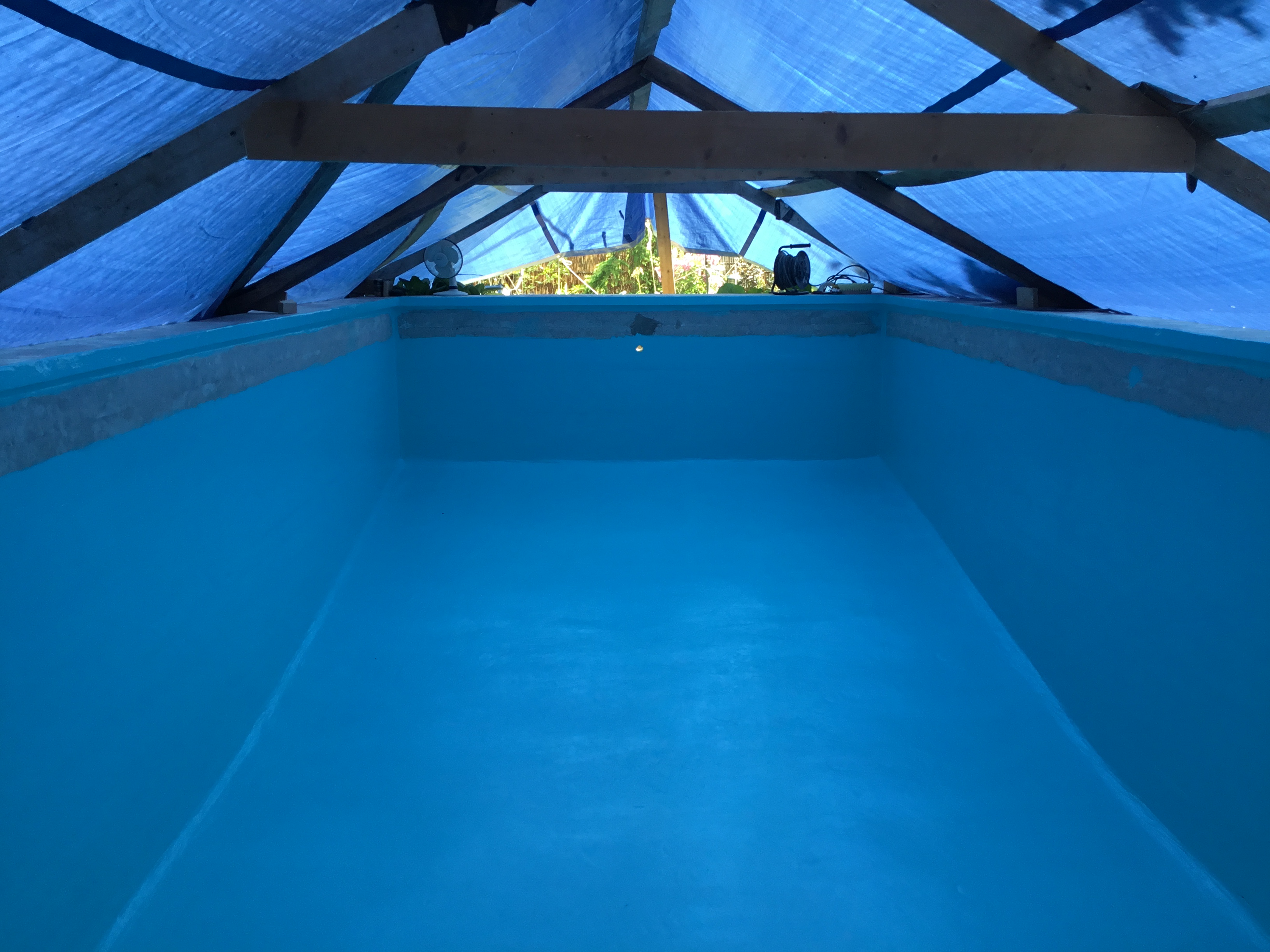 Pressukatoksella remontin ajaksi peitetty tyhjä uima-allas.