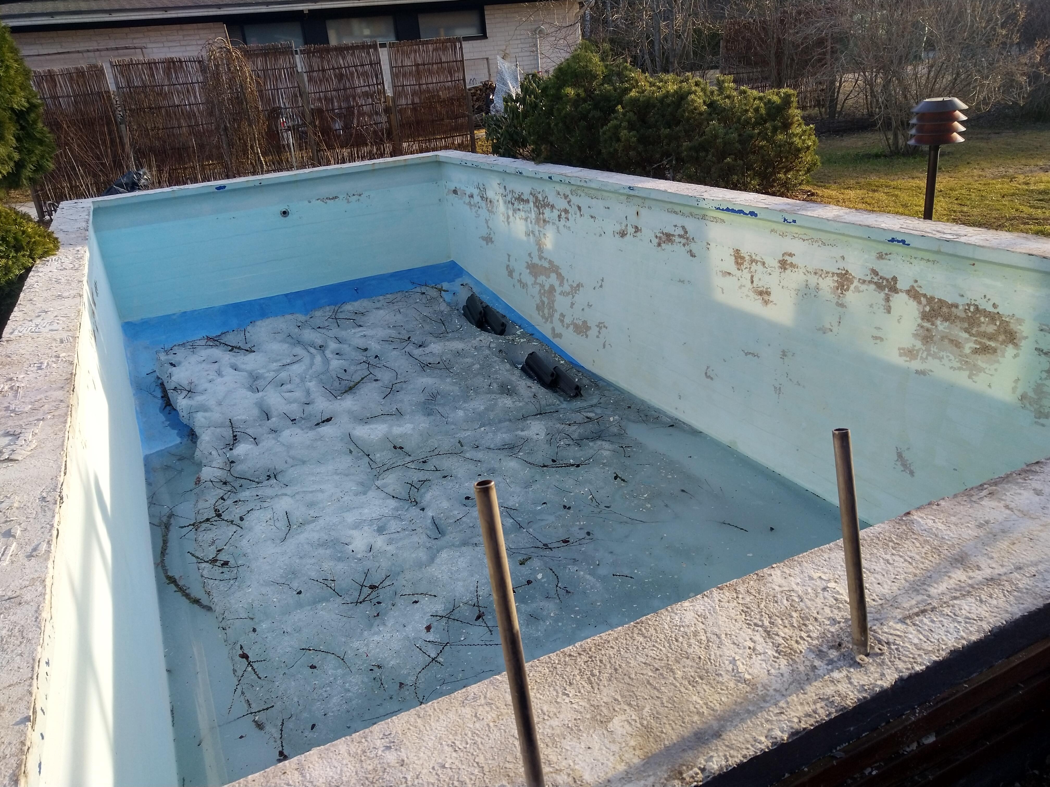 Tyhjä uima-allas remontin alussa.