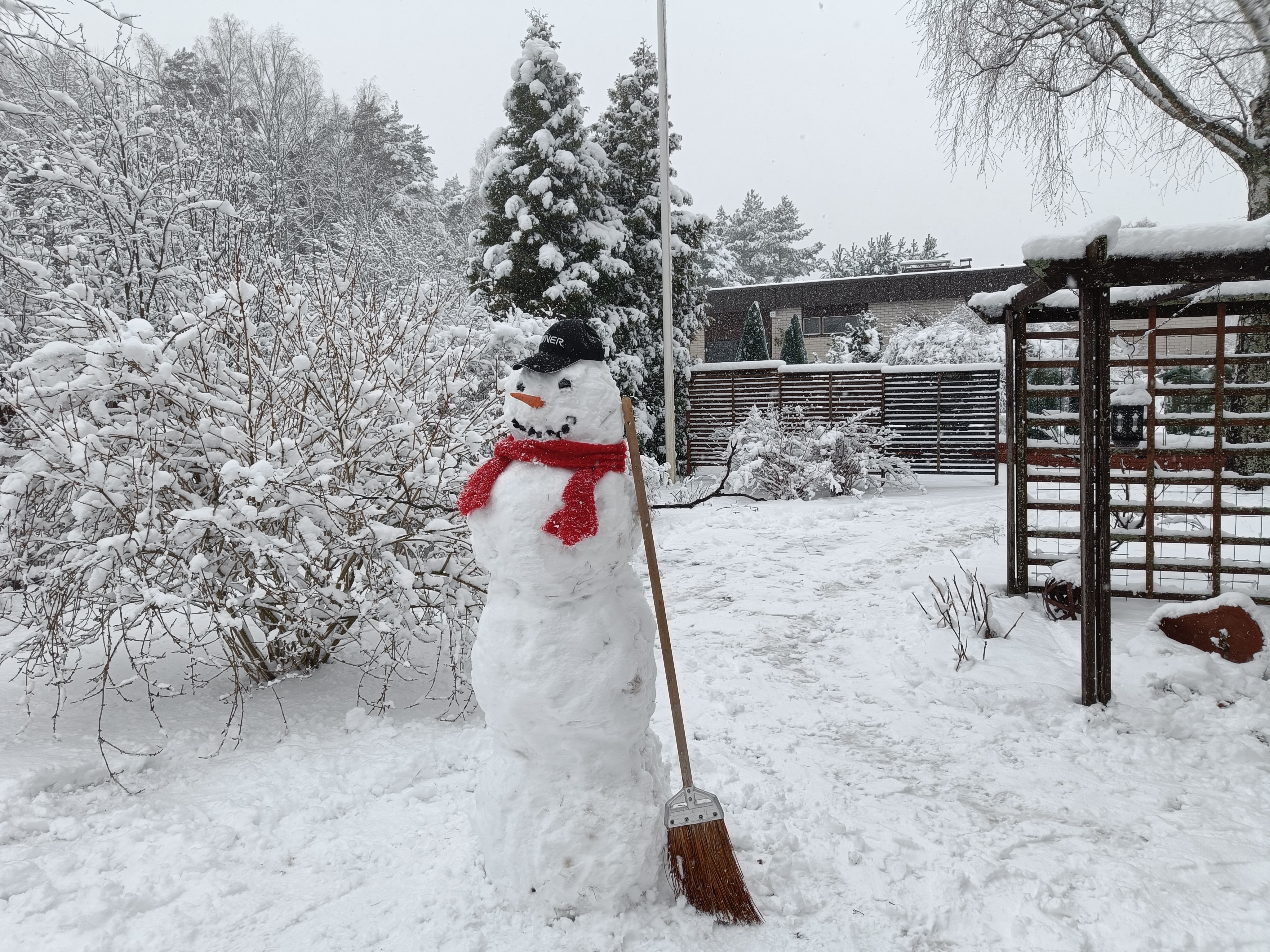 Lumiukko, jolla punainen kaulaliina.