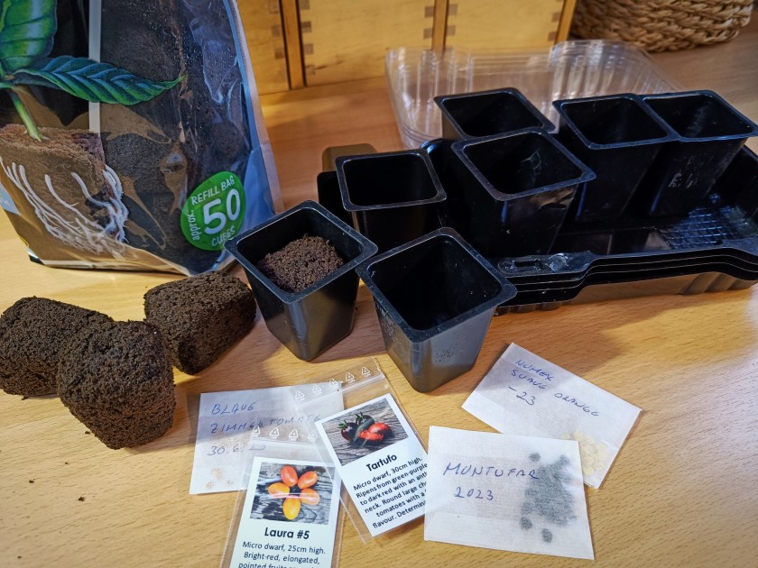 Juurrutussieniä, taimiruukkuja sekä tomaattien ja chilien siemenpusseja.