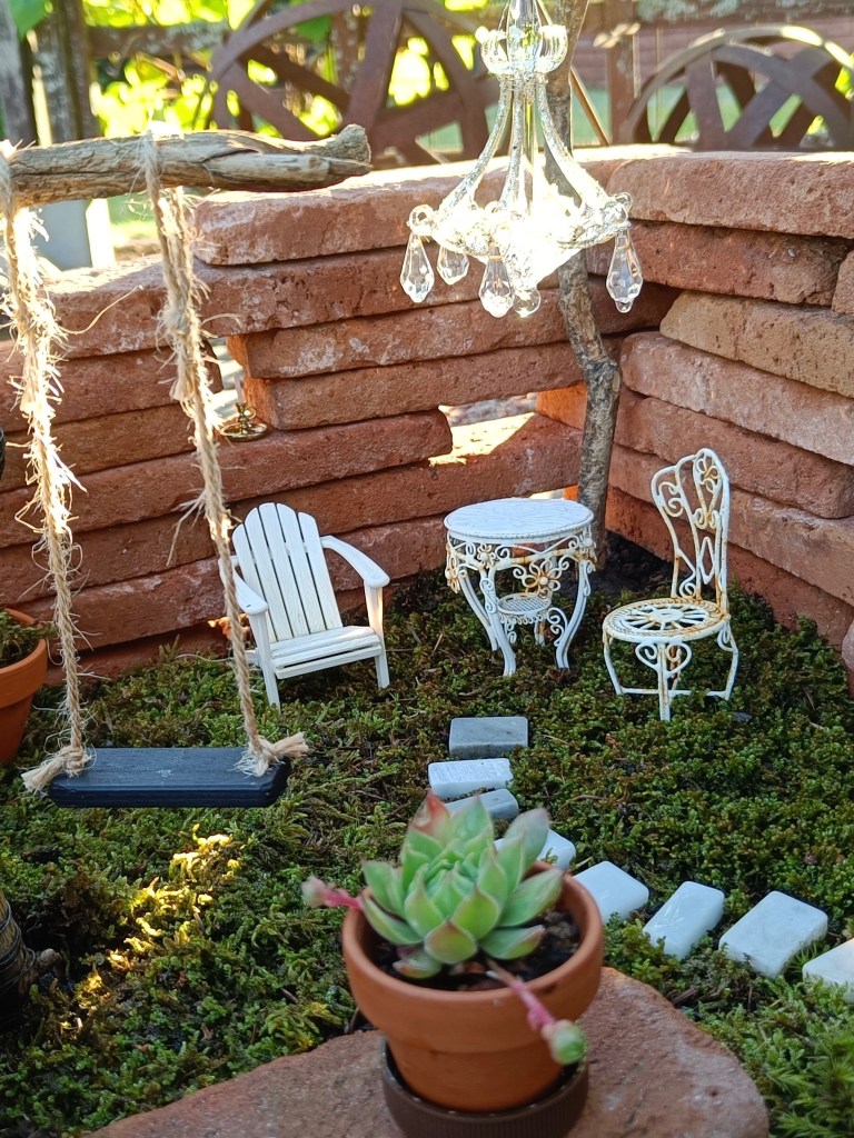 Keijupuutarhan kalustusta.