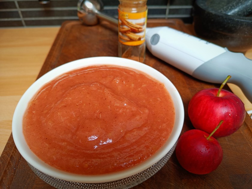 Pieni kulhollinen omenasosetta