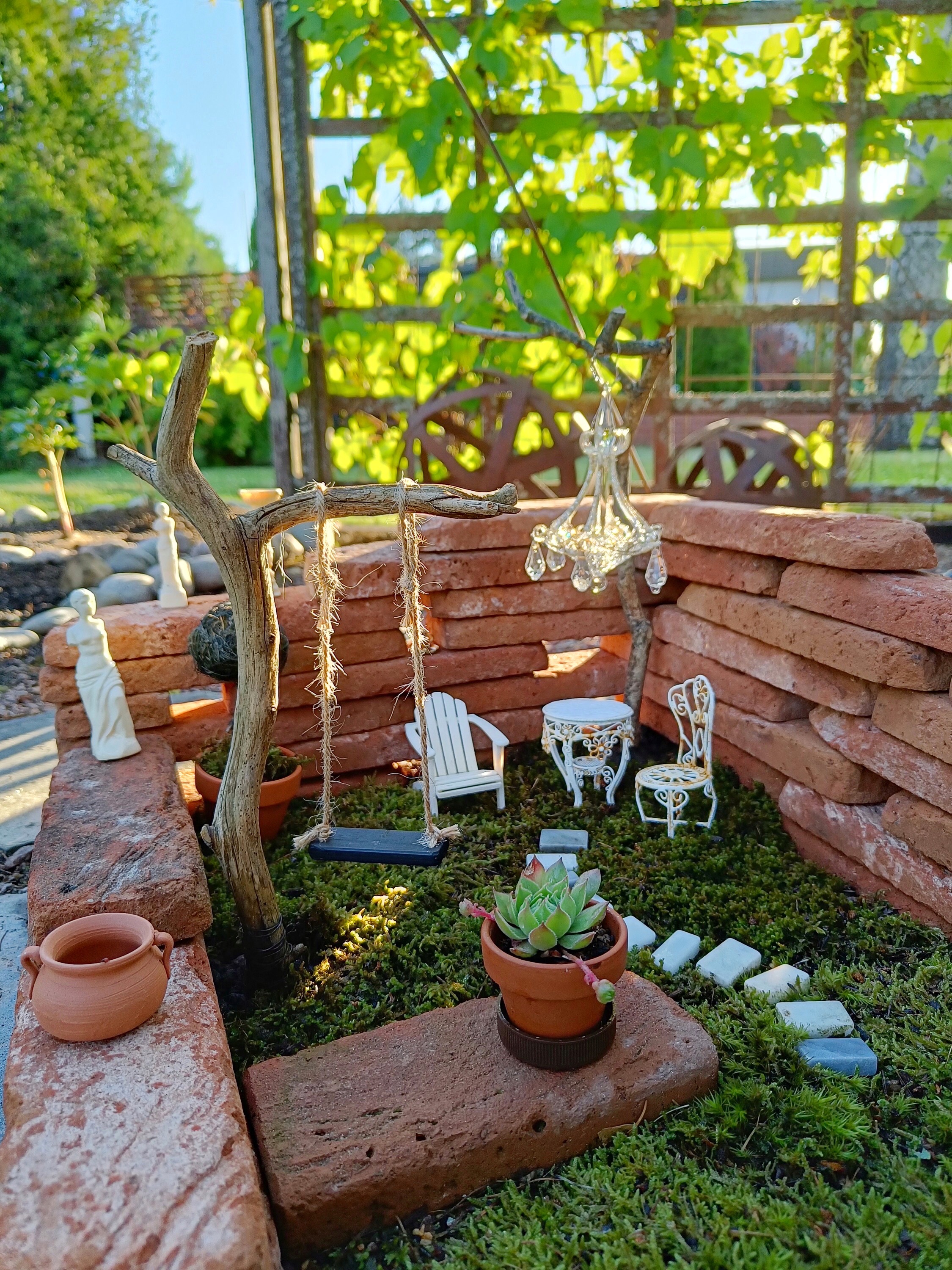 Omakotitalon piha, jossa uima-allas ja Välimeren kasvillisuutta.