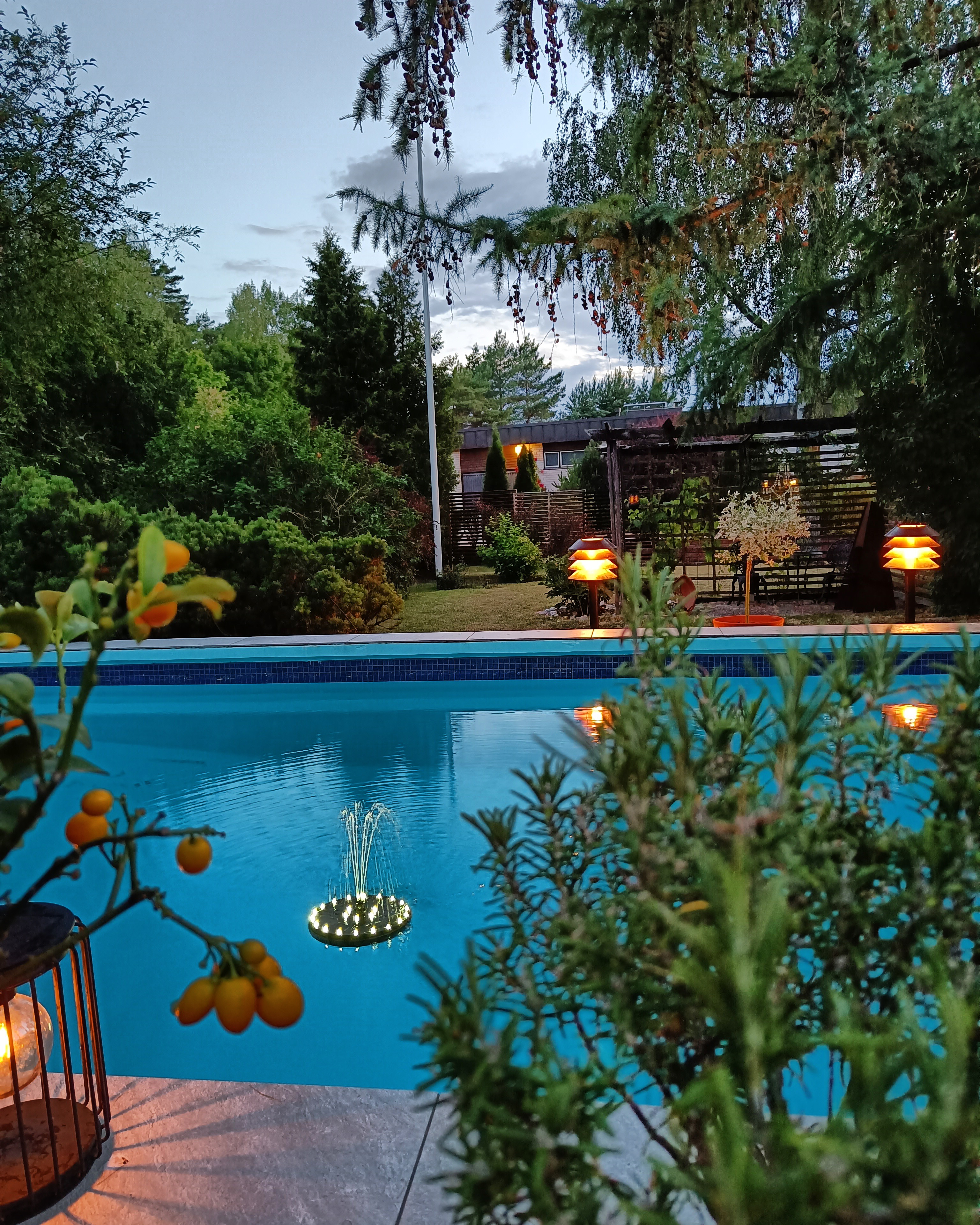 Uima-altaassa kelluva pieni valaistu suihkulähde.