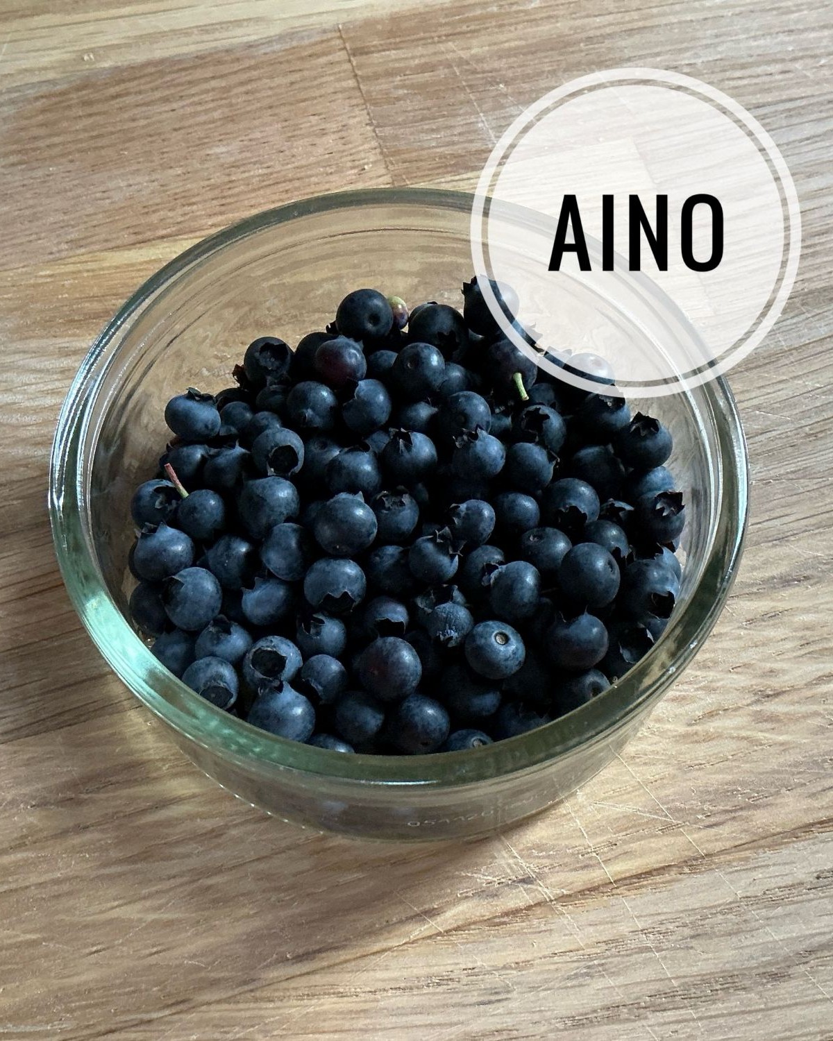 Aino-pensasmustikan marjoja kulhossa.