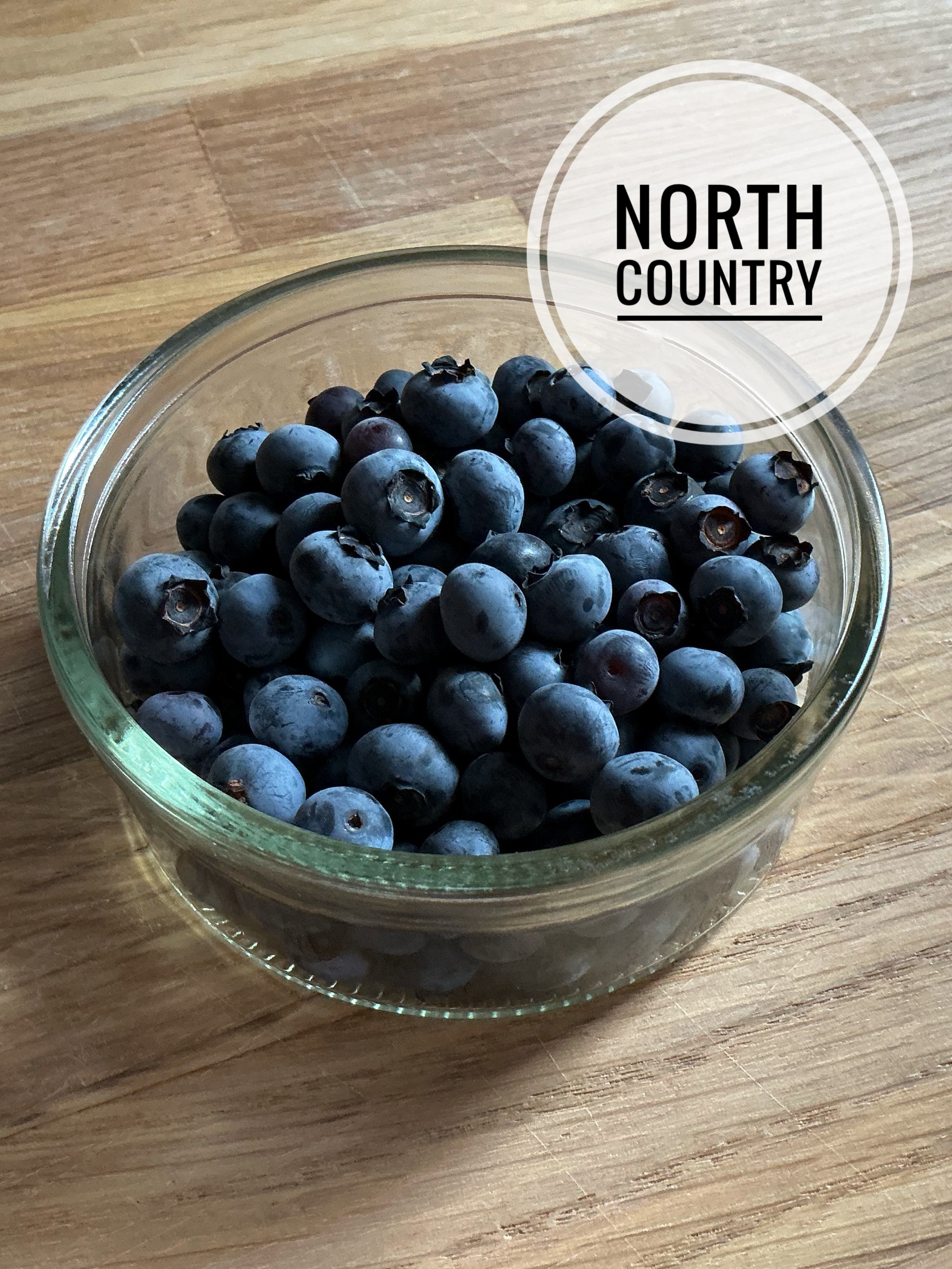 North Country -pensasmustikan marjoja kulhossa.