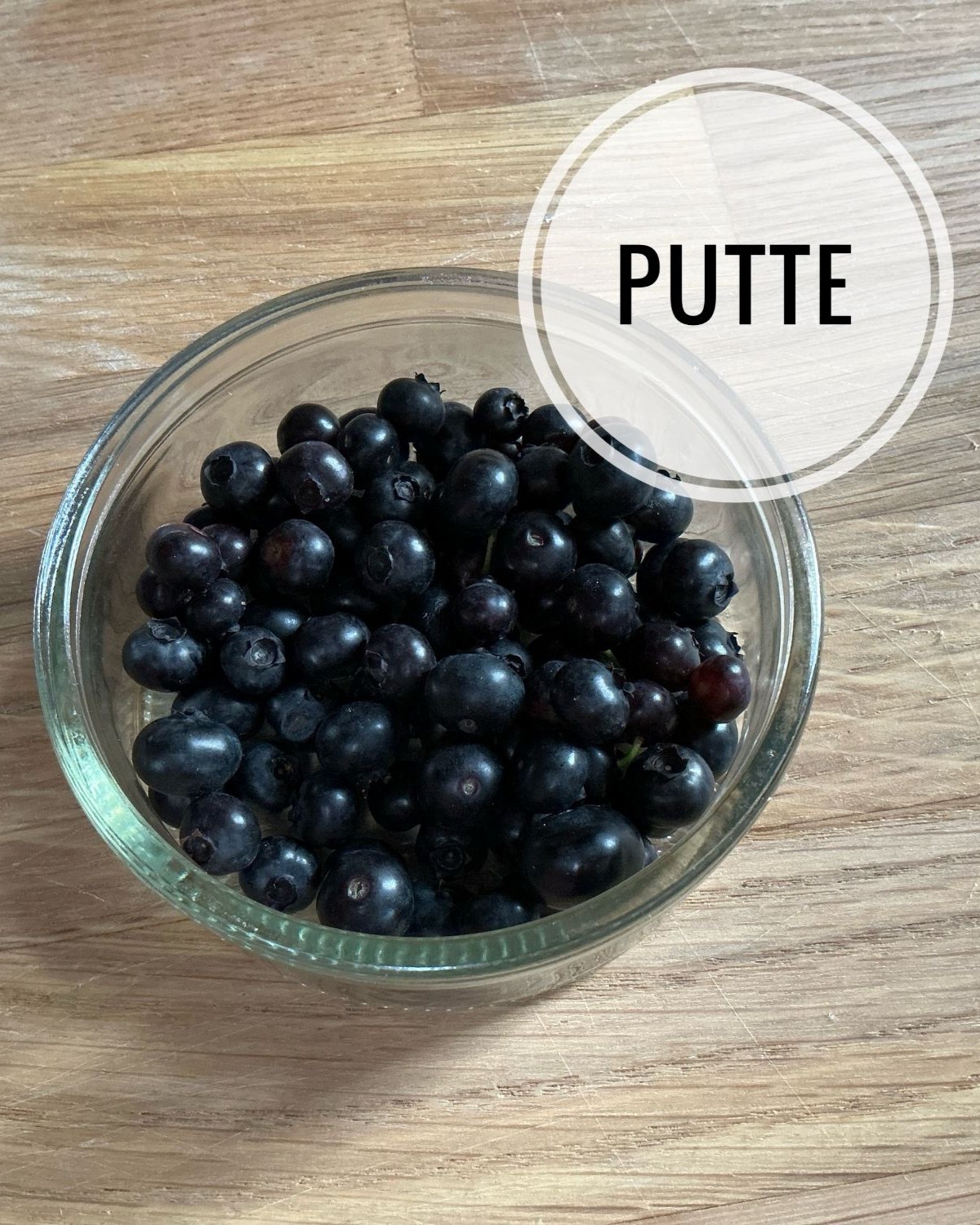 Putte-pensasmustikan marjoja kulhossa.