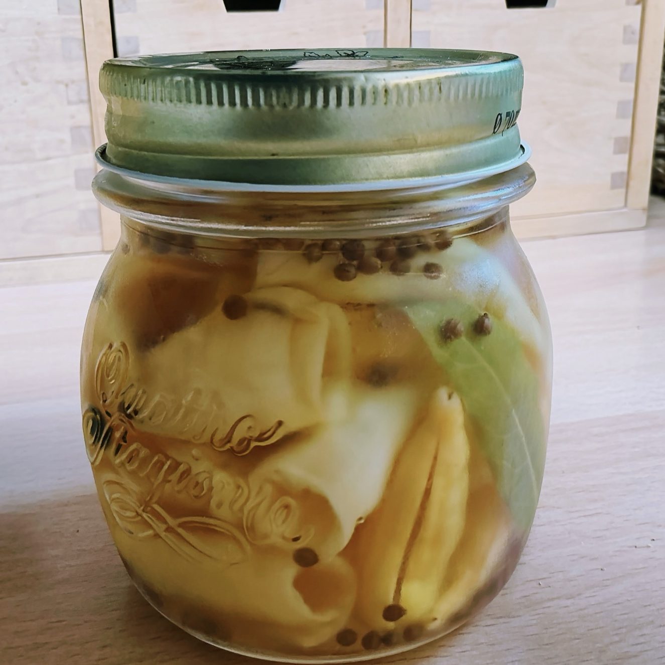 Pieni tölkki itse tehtyä chilisäilykettä.